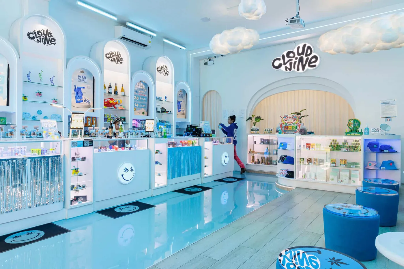 พื้นที่ขายของร้าน Cloud Nine Asoke ในกรุงเทพฯ พร้อมตู้กระจกแสดงสินค้าและพนักงานหลังเคาน์เตอร์